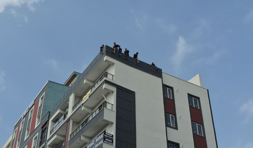 Adıyaman'da işçiler binanın çatısında eylem yaptı