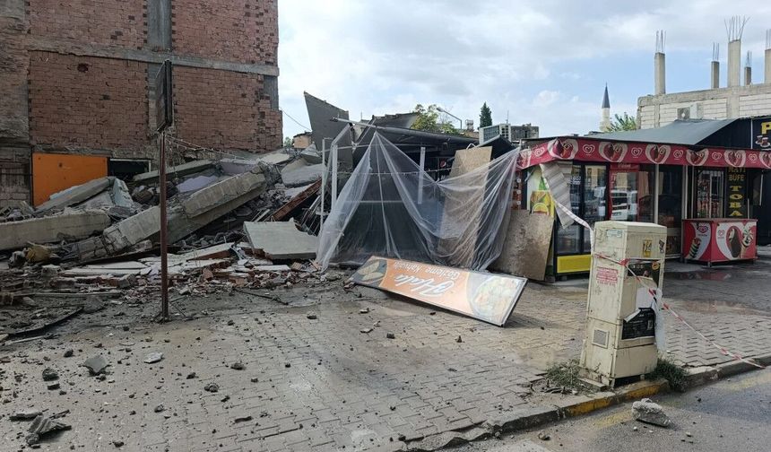 Adıyaman'da yıkım sırasında düşen molozlar iş yerine zarar verdi