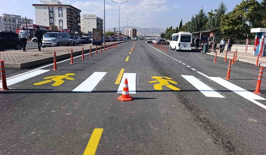 Adıyaman'da asfalt sonrası yol çizgileri trafik güvenliği için yenileniyor