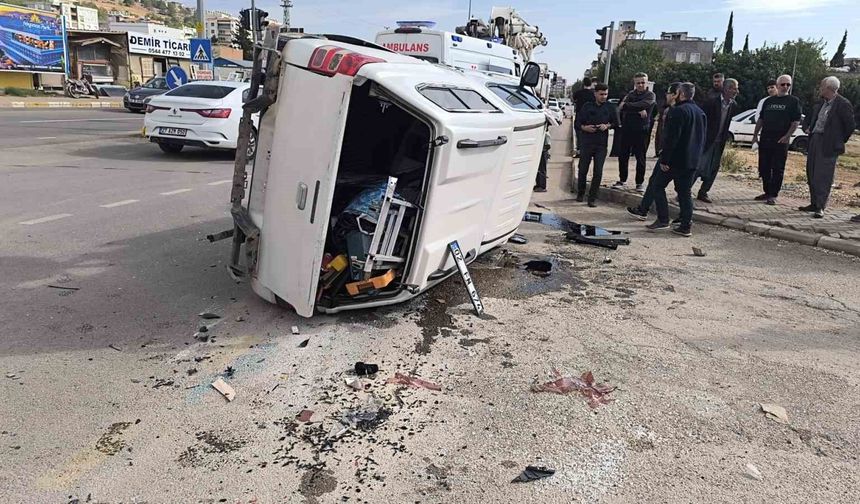 Adıyaman'da otomobil ile kamyonet çarpıştı: 3 yaralı