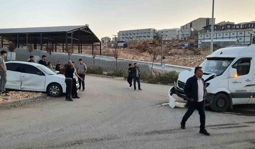 Adıyaman'da otomobil minibüsle çarpıştı: 4 yaralı