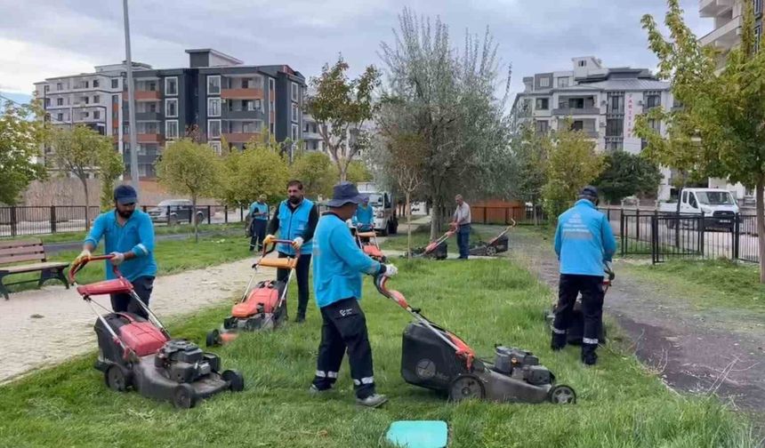 Adıyaman'da parklarda sonbahar bakımı sürüyor