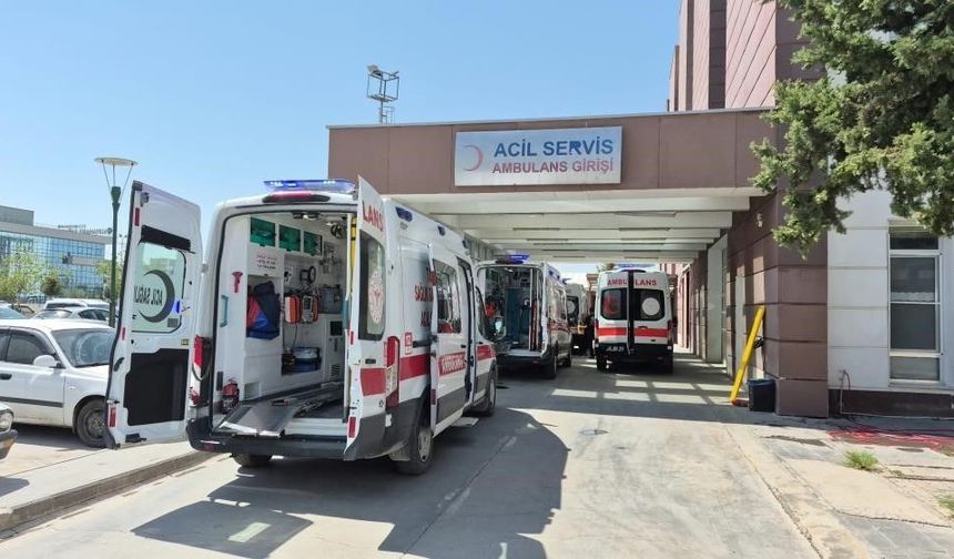 Arkadaşların bıçaklı şakalaşması hastanede bitti