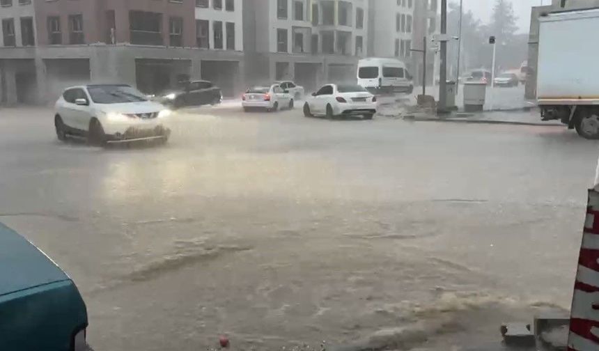 Besni'de sağanak yağış: Cadde ve sokaklar göle döndü