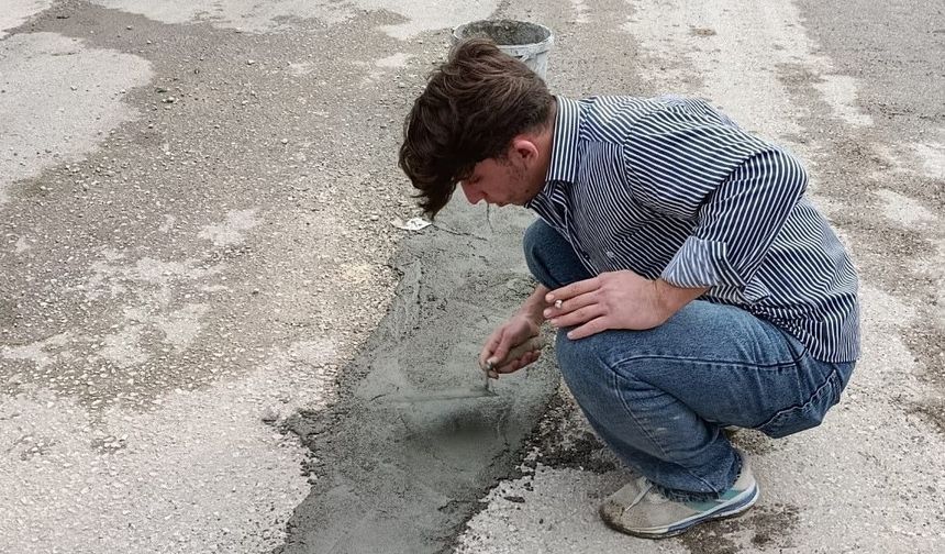 Çukurlu yolu vatandaşlar beton dökerek düzeltmeye çalıştı
