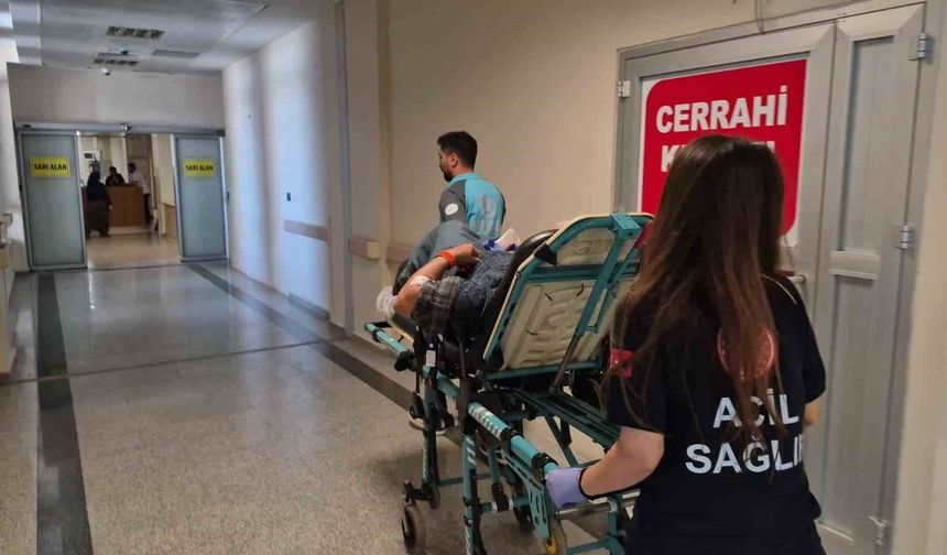Otobüste elinde tuttuğu bıçak kalçasına saplandı