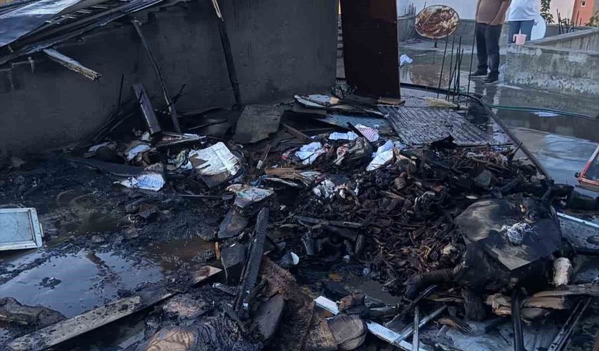 Evin çatısında çıkan yangın korkuttu