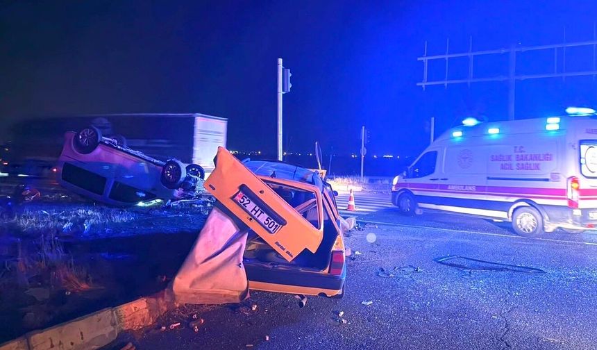 Hafif ticari araç ile otomobil çarpıştı: 3'ü ağır, 7 yaralı