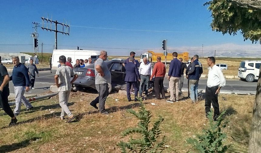 Adıyaman'da iki otomobil çarpıştı: 3 yaralı