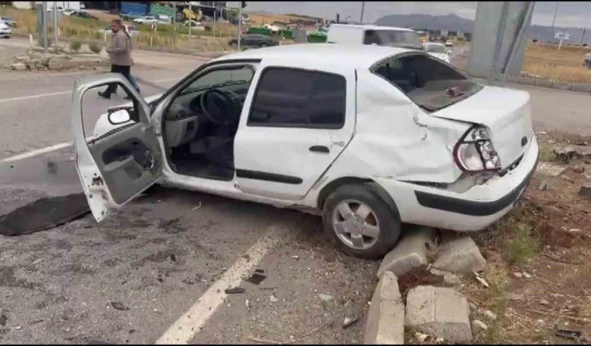 Adıyaman’da iki otomobil kafa kafaya çarpıştı: 5 yaralı