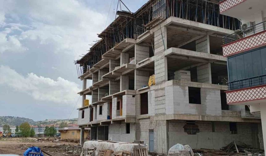 İnşaattan düşen işçi ağır yaralandı