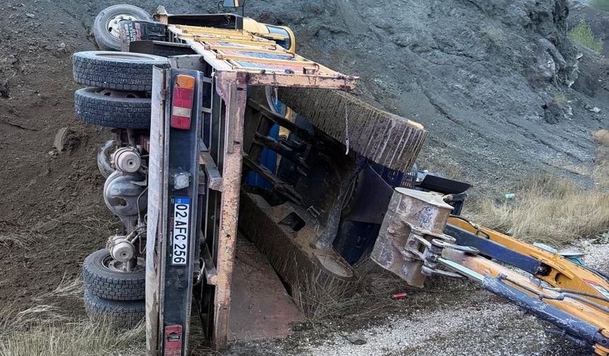 Adıyaman'da iş makinesi yüklü kamyon devrildi: 2 yaralı