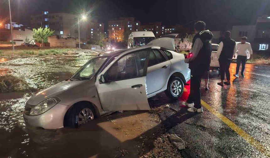 Kahta'da cadde göle döndü, otomobil mahsur kaldı