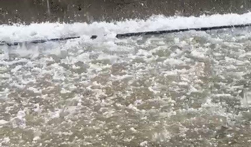 Kahta'da şiddetli dolu yağışı karayolunu beyaza bürüdü
