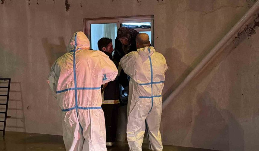 Adıyaman’da Mahsur Kalan 2 Yaşlı Kadını İtfaiye Kurtardı