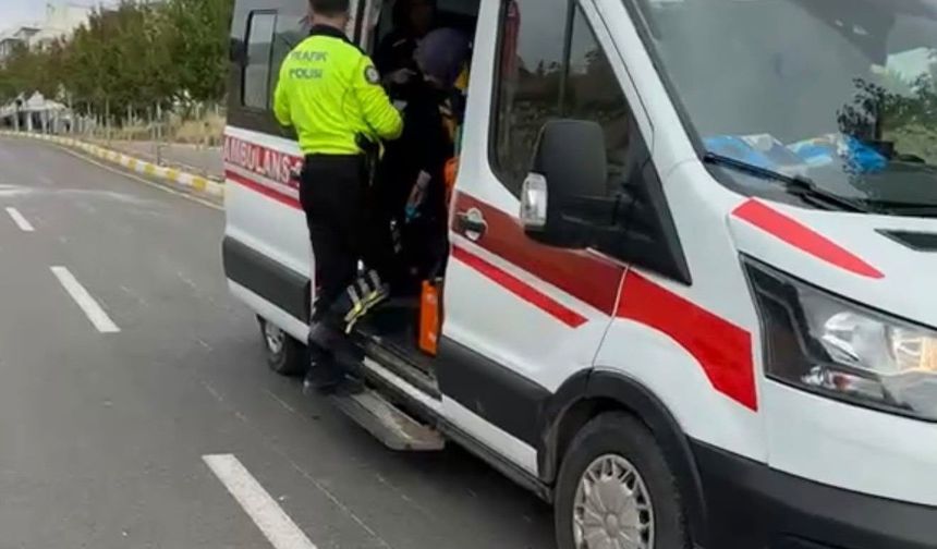 Karayolundaki parke taşına çarpan motosiklet devrildi: 1 yaralı