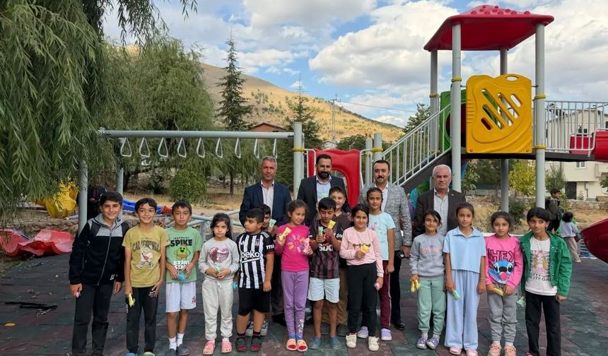 Çelikhan Kaymakamı Pelvan deprem konutları ve çocuk parklarını inceledi
