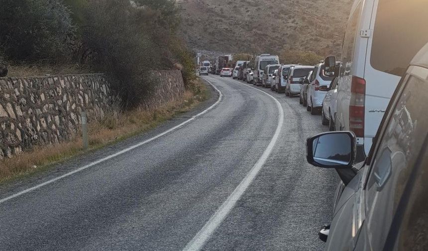 Kontrollü patlatmalar uzun araç kuyruklarına neden oluyor