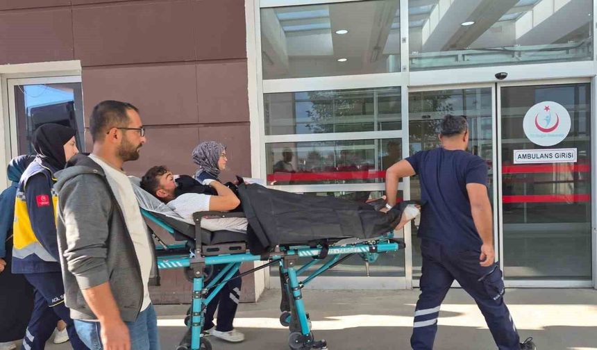Motosiklet ile hafif ticari araç çarpıştı: 1 yaralı