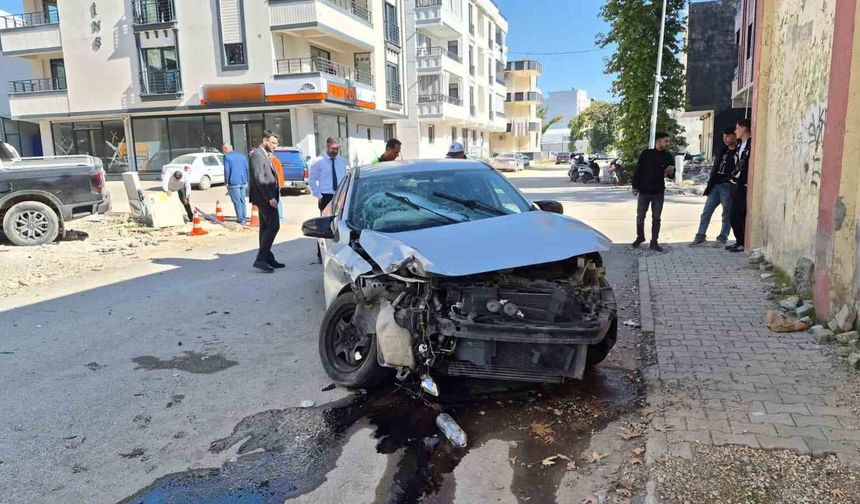 Adıyaman'da otomobil ile kamyonet çarpıştı: 1'i ağır 2 yaralı