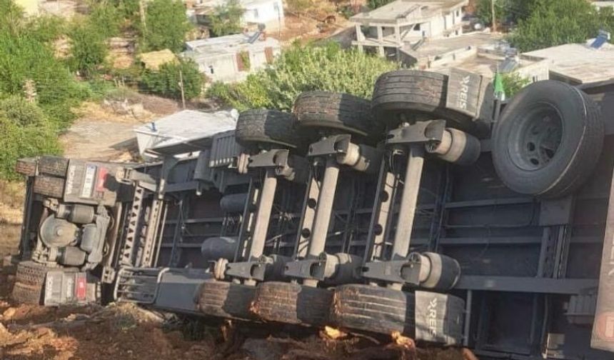 Adıyaman’da rampada kontrolden çıkan tır devrildi: 1 yaralı