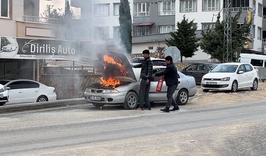 Besni'de seyir halindeki otomobil alev aldı