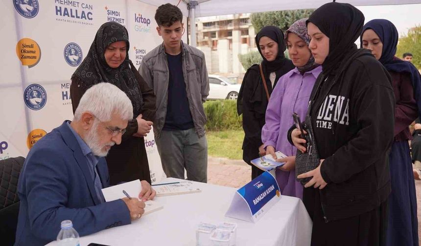 Yazar Ramazan Kayan, Kâhta 2. Kitap Günleri'nde okurlarıyla buluştu
