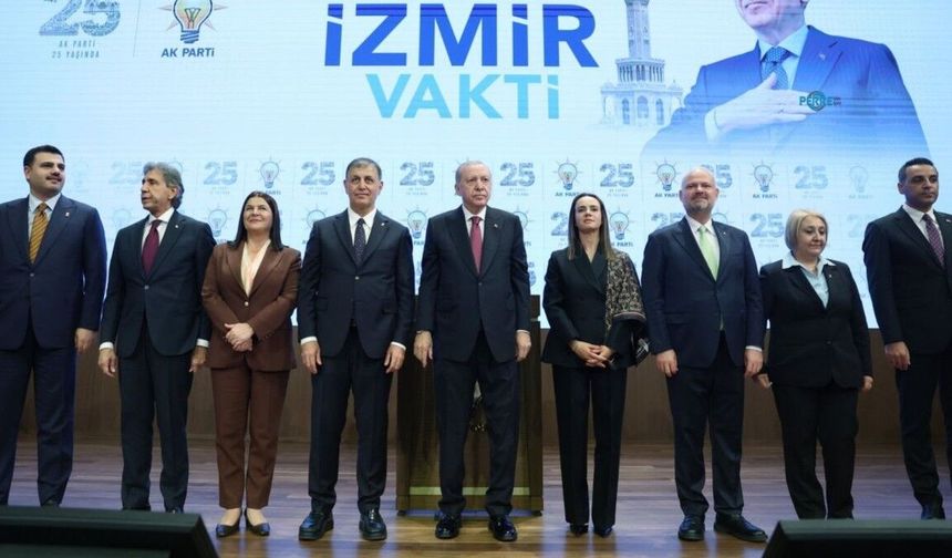 İzmir Büyükşehir Belediye Başkanı Cemil Tugay, AK Parti'ye katıldı: Rozetini Erdoğan taktı