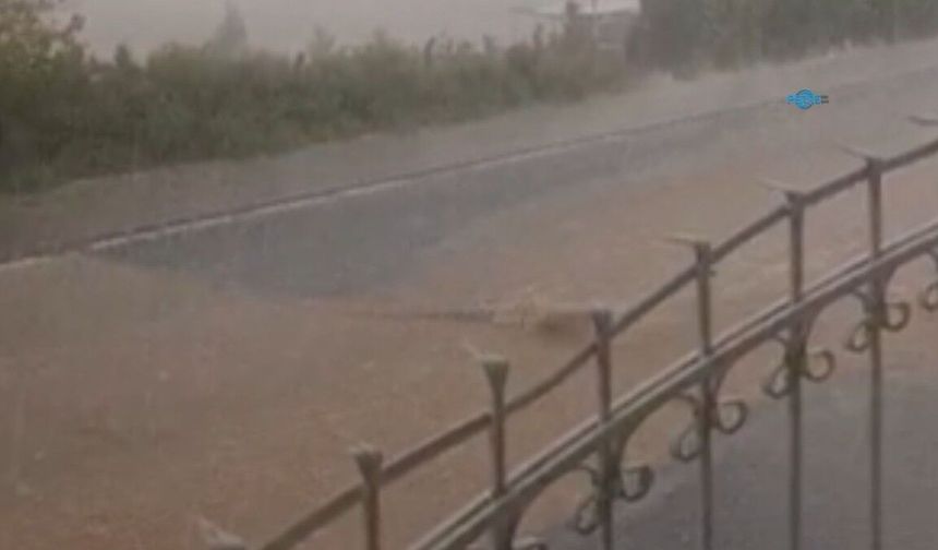 Kahta'da sağanak yağış baraj yolunu sele döndürdü