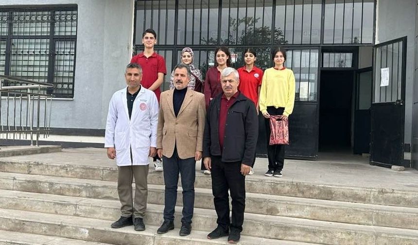 Müdür Ökkeş Uysal’dan Başarılı Öğrencilere Anlamlı Ödül